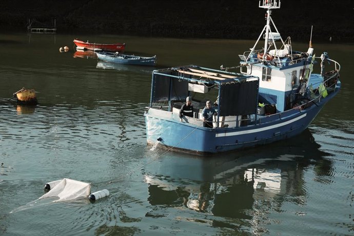 Archivo - El barco 'Rokillo' , parte del operativo ITSASERTZA que el Gobierno Vasco ha diseñado para afrontar la posible llegada de pelets a la costa vasca, tras el accidente del buque Toconao.