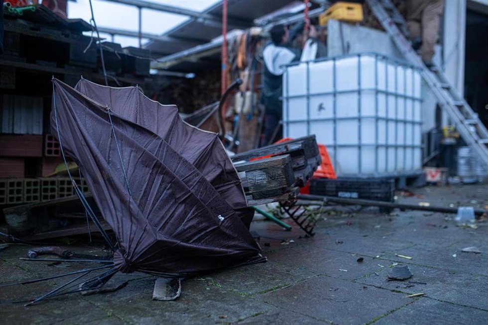 Daños ocasionados por el viento, a 17 de enero de 2023, en Cambados, Pontevedra, Galicia (España). Un fenómeno meteorológico de viento y lluvia ha arrasado en Cambados con tejados, muros y hasta un caseto de obra que voló varios metros. A falta de que M