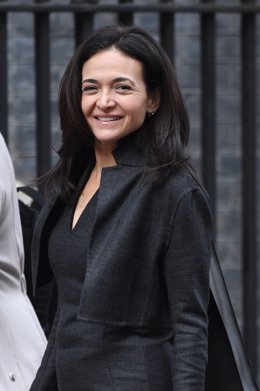 Archivo - 21 January 2020, England, London: Facebook's chief operating officer, Sheryl Sandberg, arrives at Downing Street. Facebook plans to hire 1,000 more people in the UK by the end of 2020. Photo: Stefan Rousseau/PA Wire/dpa