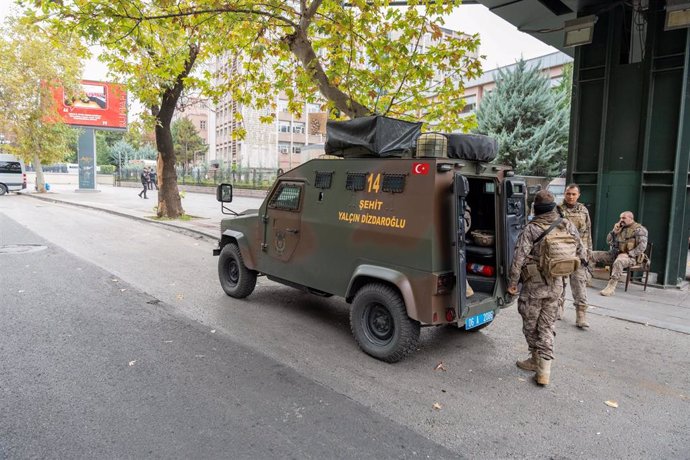 Archivo - Agentes de la Policía de Turquía tras un atentado del Partido de los Trabajadores del Kurdistán (PKK) cerca de la sede del Ministerio del Interior en la capital, Ankara (archivo)