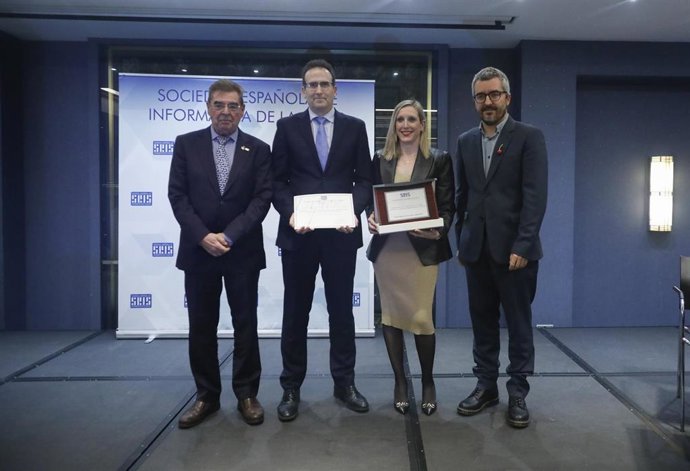 Luciano Saez (presidente de la Sociedad Informática Española de la Salud), Antonio López (Departamento de Salud), Patricia Fanlo (Consejera de Universidad, Innovación y Transformación Digital) y Javier Padilla (Secretario de Estado de Sanidad)