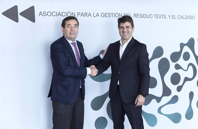 Carlos Cabanas, director de Relaciones Institucionales de El Corte Inglés y Andrés Fernández, presidente de la Asociación para la Gestión del Residuo Textil y Calzado y director de Sostenibilidad de Mango.