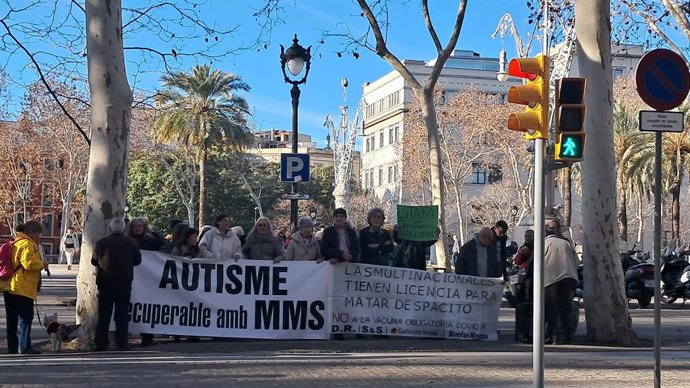 Protesta en el TSJC ante la vista previa por la demanda de Josep Pmies contra el consejero de Salud, Manel  Balcells.