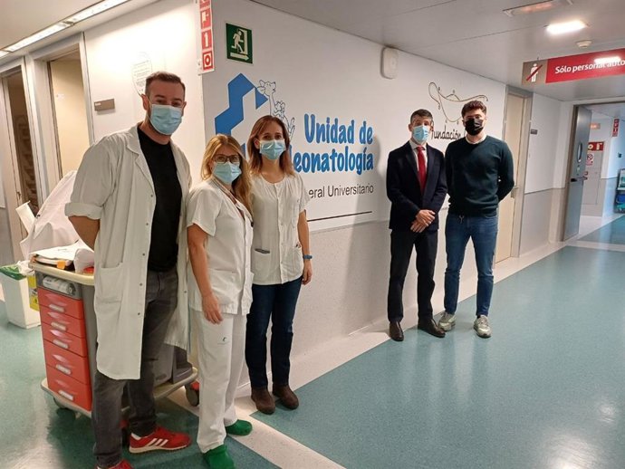 El  Dr. José Luís Leante, jefe de sección de Neonatología del Hospital Santa Lucía (1i), y las enfermeras Cristina Gómez (3d) y Nuria Cayuela 82d) junto con un grupo de enfermeros