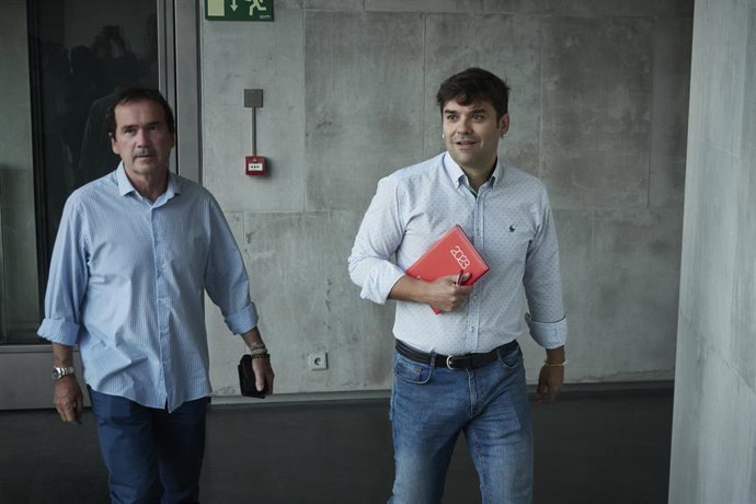 Archivo - El parlamentario de Geroa Bai Pablo Azcona (d), junto al también parlamentario de su grupo Mikel Asiain.