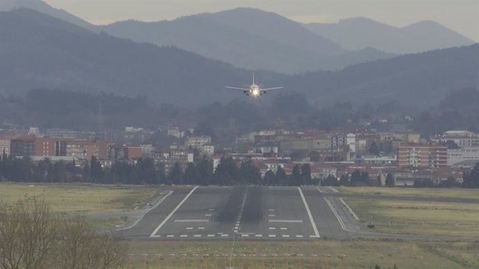 Archivo - Un avión trata de aterrizar en el aeropuerto de Loiu (Bizkaia)