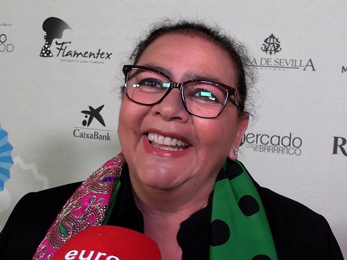 María del Monte ha amadrinado el desfile solidario de la Hermandad del Rocío en la Pasarela We Love Flamenco en Sevilla