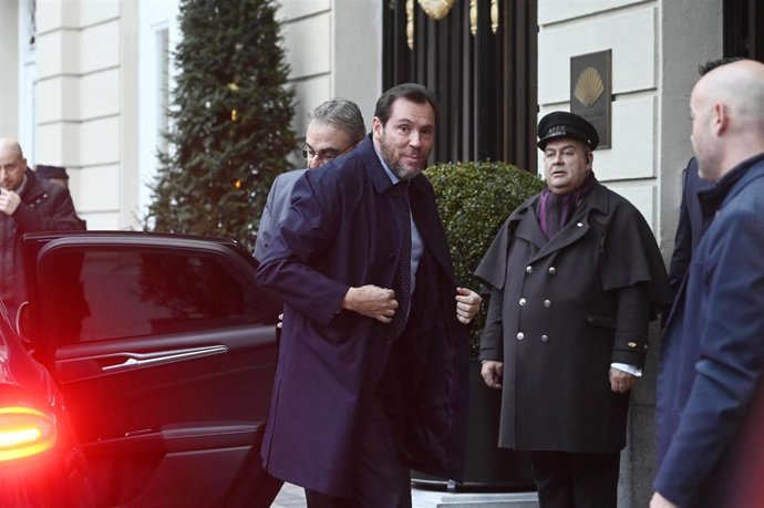 El ministro de Transportes y Movilidad Sostenible, Óscar Puente, llega a un desayuno informativo de Fórum Europa, en el Hotel Mandarin Oriental Ritz, a 18 de enero de 2024, en Madrid (España).