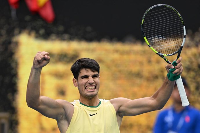 Carlos Alcaraz celebra su victoria ante Lorenzo Sonego en el Abierto de Australia 2024