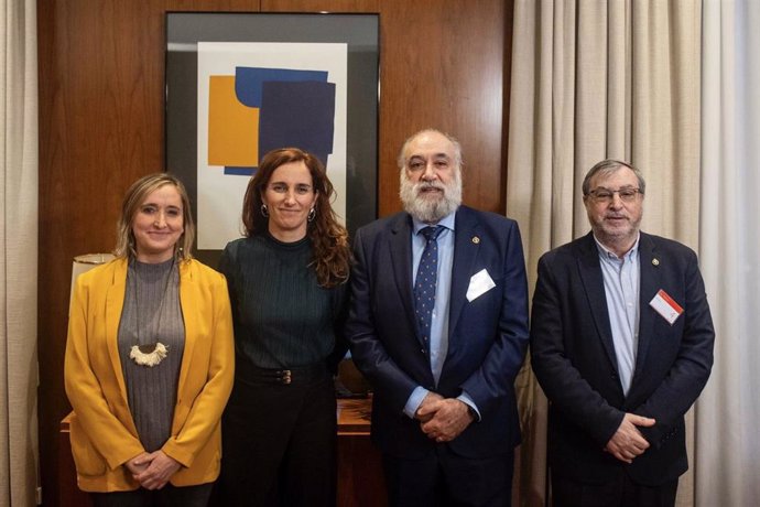 La ministra de Sanidad, Mónica García, se reúne con el Consejo General de Psicólogos (COP).