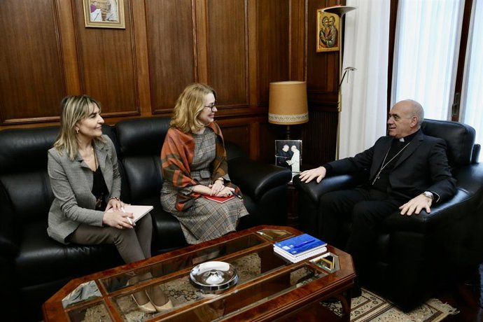 La consejera de Cultura, Eva Guillermina Fernández, se reúne con el obispo de Santander, Arturo Ros