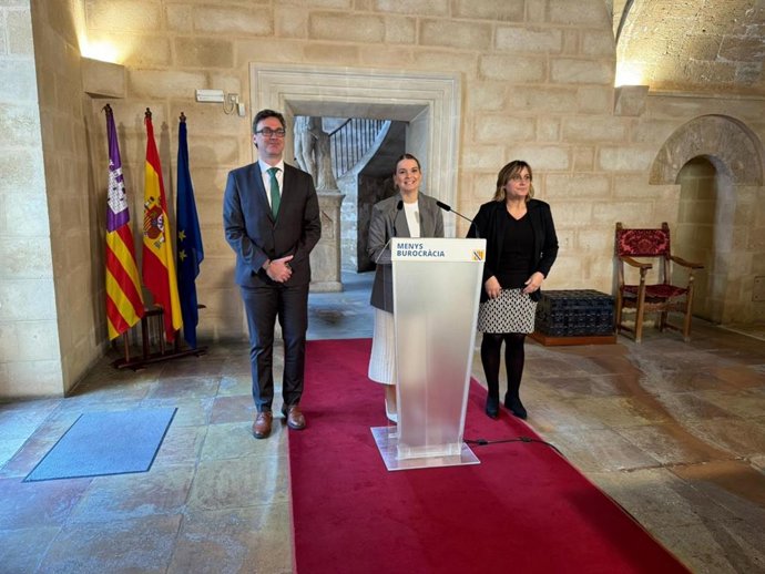 La presidenta del Govern, Marga Prohens, en declaraciones a los medios acompañada del conseller de Economía, Hacienda e Innovación, Antoni Costa, y la consellera de Presidencia y Administraciones Públicas, Antonia Maria Estarellas.