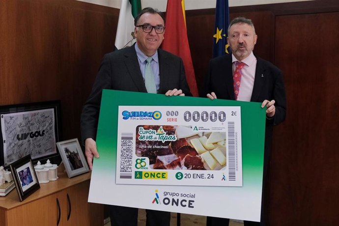 El delegado de la ONCE en Andalucía, Ceuta y Melilla, Cristóbal Martínez, ha presentado la imagen del cupón dedicado a las tapas de la gastronomía andaluza al consejero de Turismo, Cultura y Deporte de la Junta de Andalucía, Arturo Bernal.