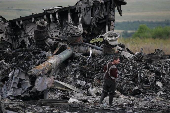 Archivo - Restos del vuelo MH17 de Malaysia Airlines tras su derribo con un misil en 2014 en la provincia de Donetsk, en el este de Ucrania (archivo)