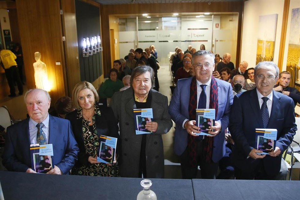 Antonio Quintana (centro), entre el resto de participantes en la presentación de su libro.