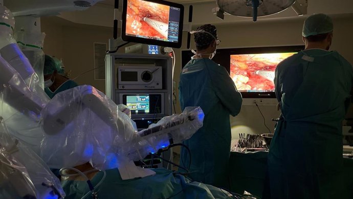 El Hospital Quirónsalud Sagrado Corazón es pionero en la sanidad privada andaluza en realizar cirugía torácica con ayuda del robot Da Vinci.