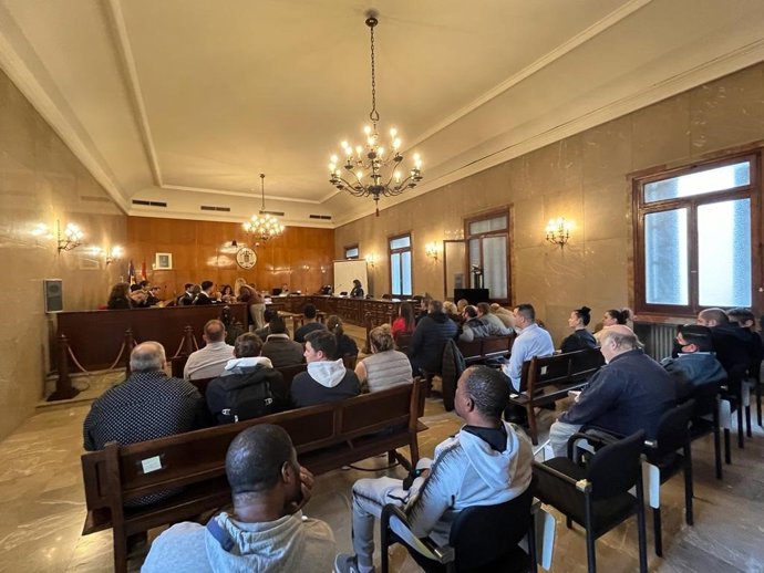 Los 27 acusados en la sala de vistas de la Audiencia Provincial.