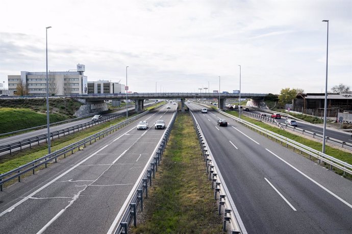 Archivo - Varios coches circulan por la autovía A5, en Madrid (España)