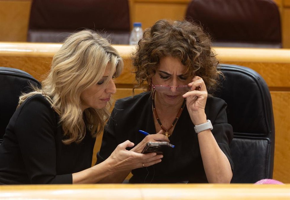 La vicepresidenta segunda y ministra de Trabajo, Yolanda Díaz (i) y la vicepresidenta primera y ministra de Hacienda, María Jesús Montero  (d), en el Senado.