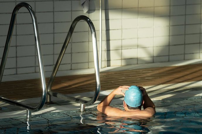 Una persona en una piscina, a 17 de enero de 2024, en Barcelona, Catalunya (España). Los gimnasios y clubes deportivos de Catalunya que tengan piscinas cubiertas y descubiertas podrán llenarlas en estado de emergencia por sequía, siempre y cuando lo com