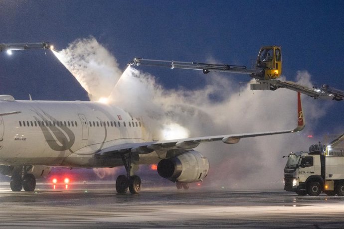 18 January 2024, Hesse, Frankfurt: Turkish Airlines' plane is de-iced at Frankfurt Airport after many flights were canceled due to bad weather conditions. Photo: Lando Hass/dpa