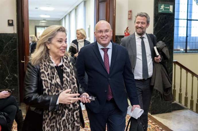 El portavoz del PP en el Congreso, Miguel Tellado (c), a su llegada a una reunión de la Junta de Portavoces, en el Congreso de los Diputados, a 16 de enero de 2024, en Madrid (España).