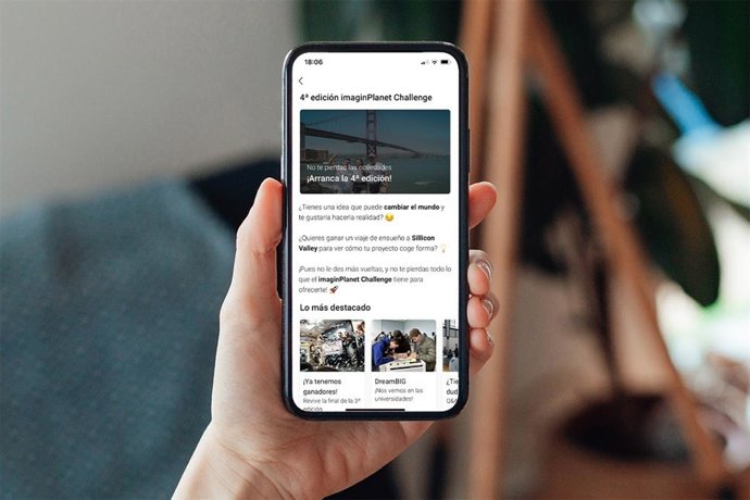 Un móvil con la página web del programa.