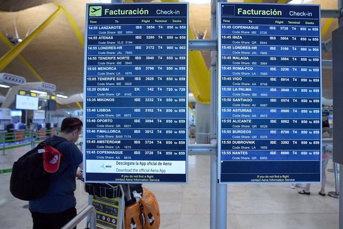 Archivo - Panel informativo de las salidas de vuelos en la zona de facturación de la Terminal 4 del Aeropuerto Adolfo Suárez Madrid-Barajas.