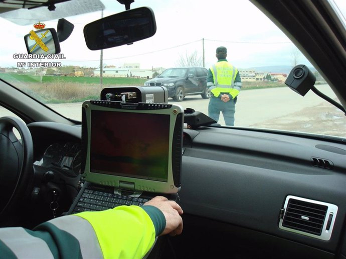Archivo - Uruguay.- La Guardia Civil investiga a una persona que conducía a 215 km/h en una vía limitada a 120 km/h