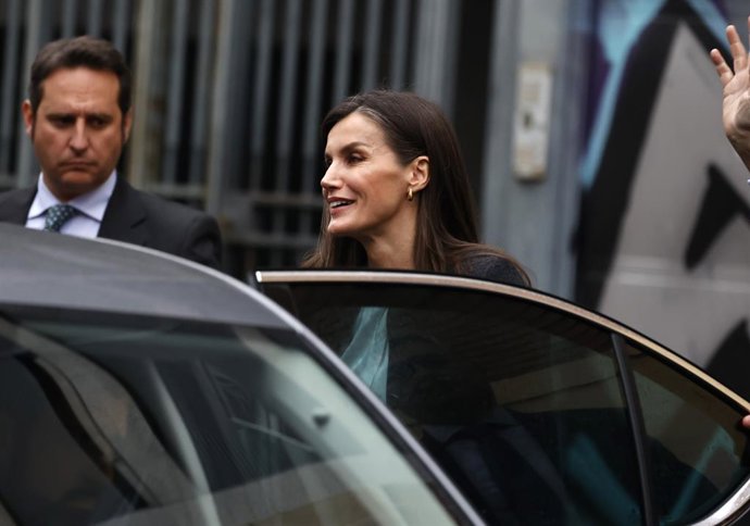 La reina Letizia a la salida de la primera reunión de trabajo de este año con la Asociación Española Contra el Cáncer (AECC), a 16 de enero de 2024, en Madrid (España). La reina será informada durante la reunión de toda la actividad realizada durante el
