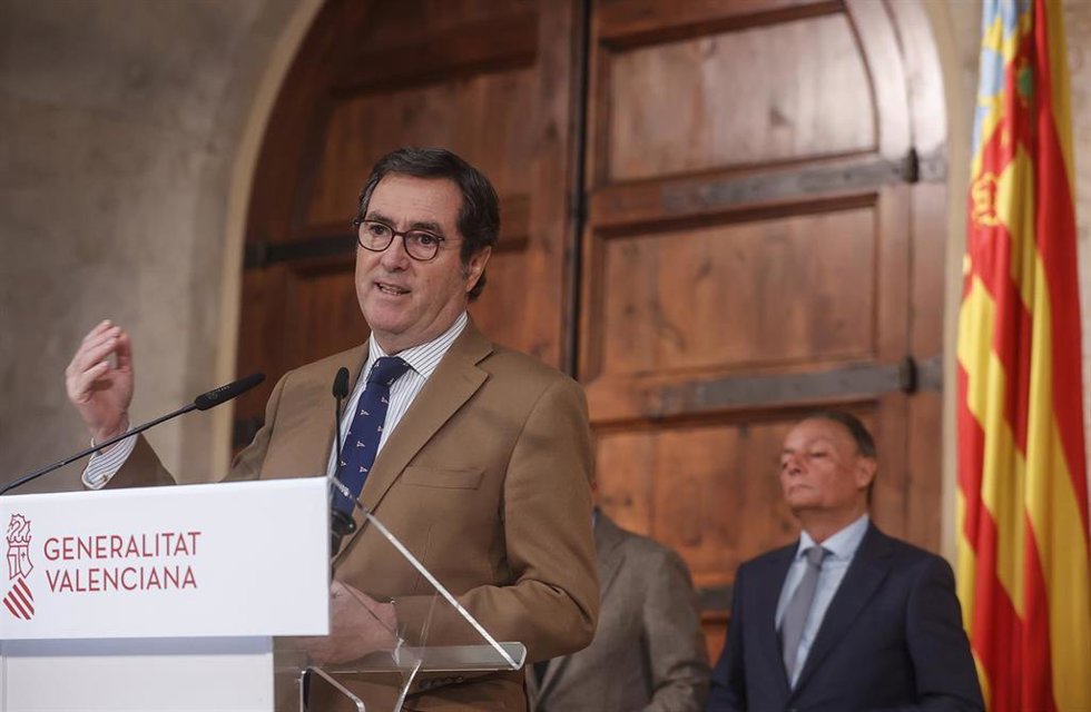 El presidente de la CEOE, Antonio Garamendi, durante una rueda de prensa tras una reunión con el presidente de la CEV y el presidente de la Generalitat en el Palau de la Generalitat, a 18 de enero de 2024, en Valencia, Comunidad Valenciana (España).