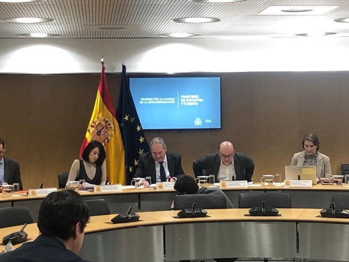 El minsitro de Industria y Turismo, Jordi Hereu, durante la reunión con la Alianza para la Decarbonización el 18 de enero de 2024