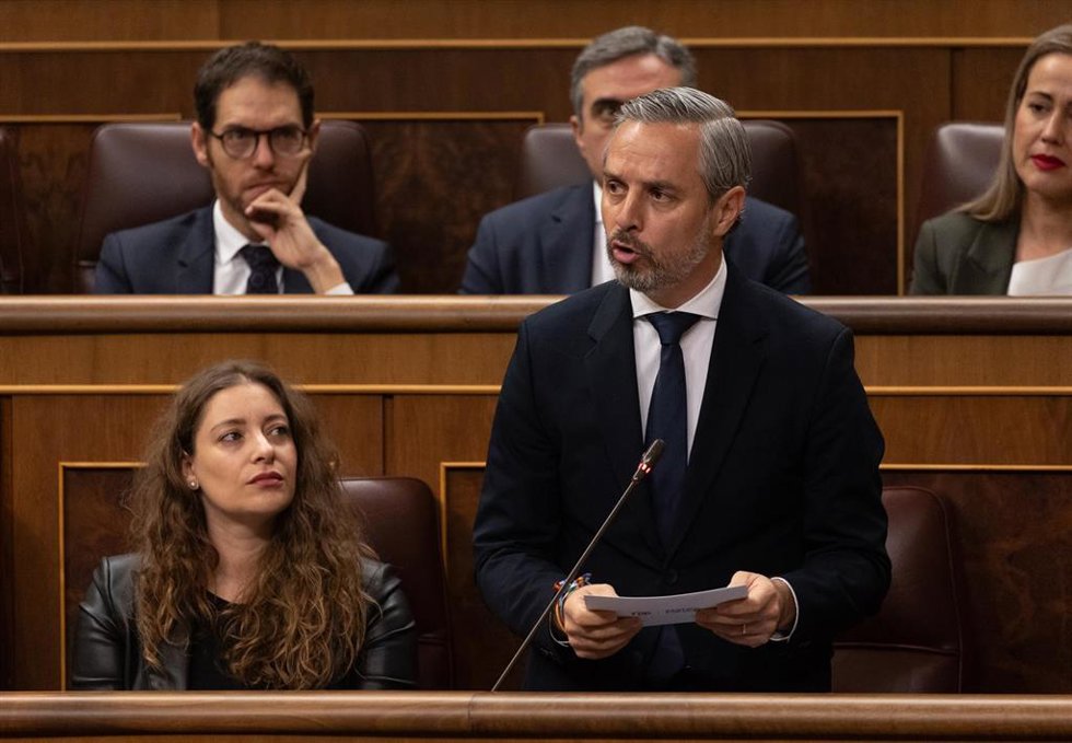 Archivo - El diputado del PP Juan Bravo interviene durante una sesión de control al Gobierno, en el Congreso de los Diputados, a 13 de diciembre de 2023, en Madrid (España).