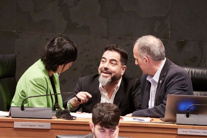 Laura Aznal (i)EH Bildu , El secretario de Organización del PSN, Ramón Alzórriz (c) y Adolfo Araiz de EH Bildu(d),durante el pleno del Parlamento de Navarra, a 18 de enero de 2024, en Pamplona, Navarra, (España).