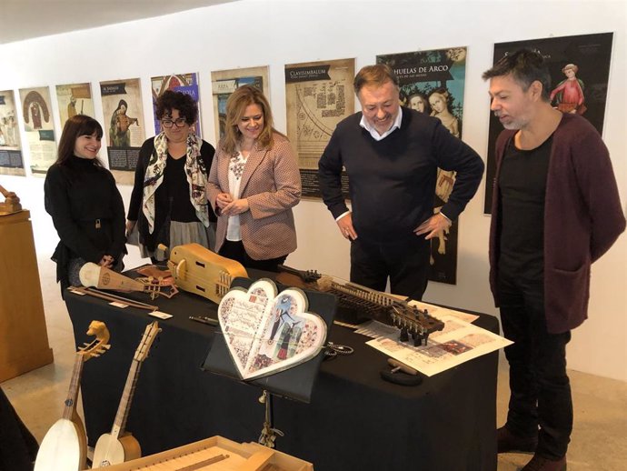 La directora de la Fundación Cultura Ciudad de Cuenca, María Ángeles Martínez, y el alcalde de Cuenca, Darío Dolz, en la presentación de la programació invernal del Auditorio de Cuenca.