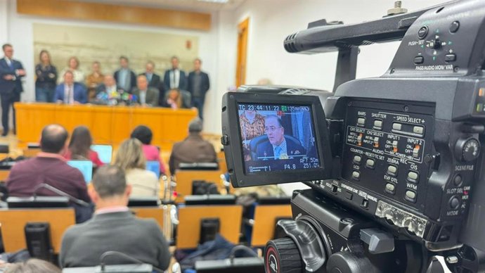 El alcalde de Talavera de la Reina, José Julián Gregorio, durante la rueda de prensa.