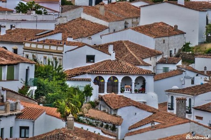 Archivo - Casco urbano de Fuenteheridos (Huelva), donde está ubicada una de las villas turísticas que saldrán a subasta.