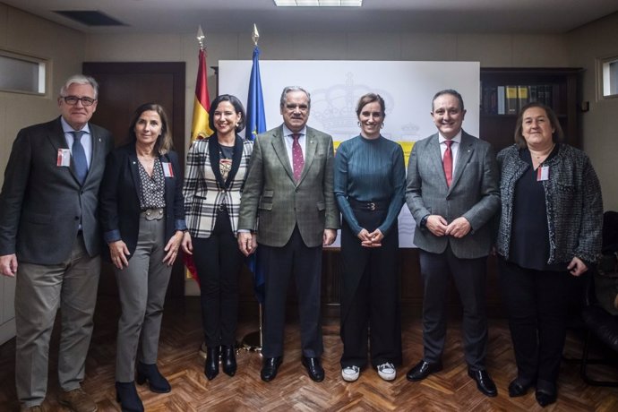 Farmacéuticos ofrecen a Sanidad la red de farmacias para mejorar la equidad y fortalecer la capacidad del SNS