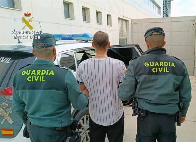 Imagen del detenido, custodiado por la Guardia Civil