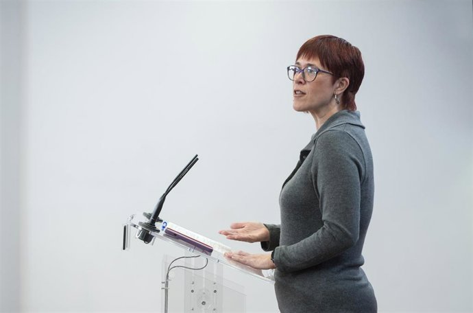 La diputada de Sumar gueda Micó interviene durante una rueda de prensa anterior a la Junta de Portavoces, a 16 de enero de 2024, en Madrid (España).