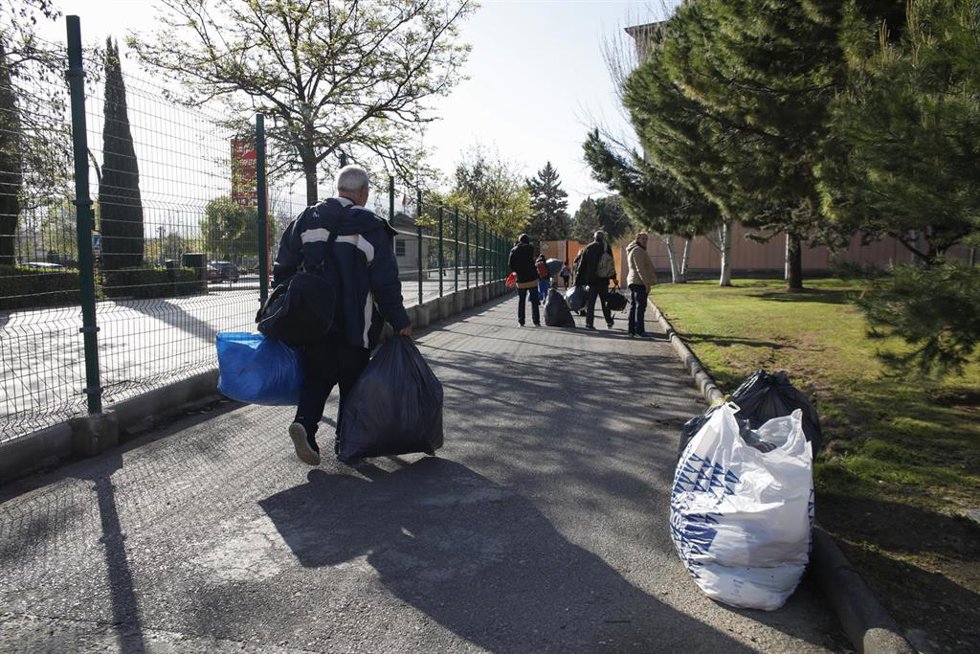 Archivo - Llegada de personas sin hogar al Palacio de Deportes de Granada en la primera ola de la pandemia