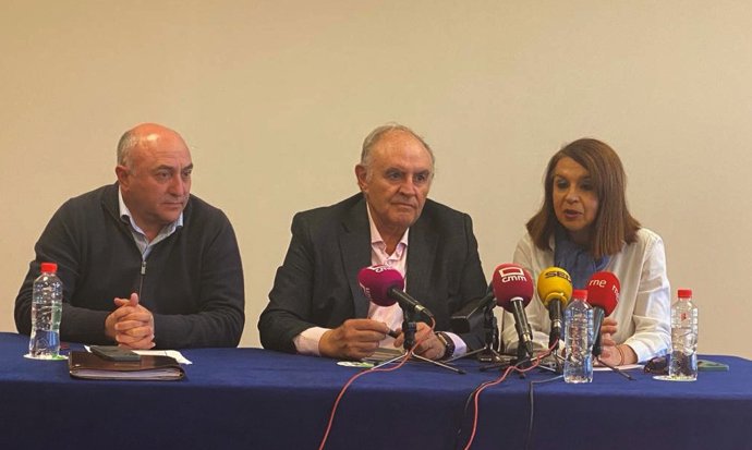 El presidente de Asaja Castilla-La Mancha, José María Fresneda, (en el centro), acompañado del vicepresidente primero de la organización, Florencio Rodríguez, y la vicepresidenta, Blanca Corroto.