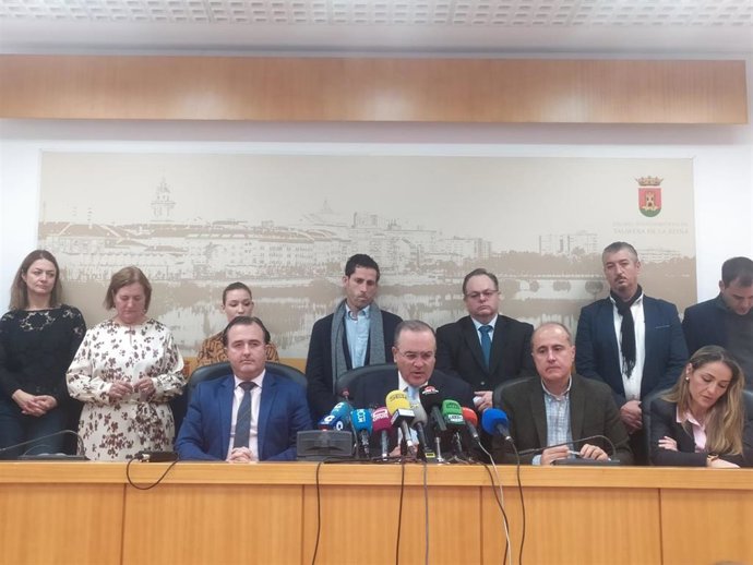 El alcalde de Talavera de la Reina, José Julián Gregorio, comparece ante los medios acompañado por su equipo de Gobierno para hacer balance del año 2023.