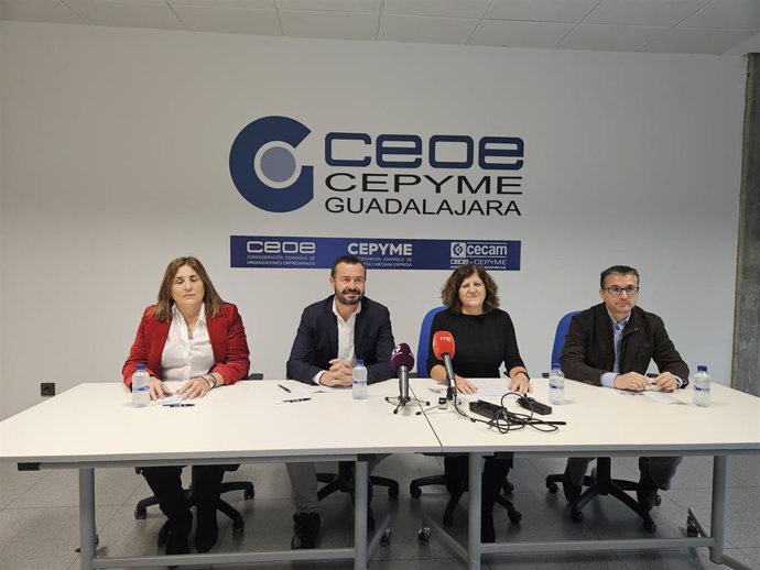 La presidenta de CEOE-Cepyme Guadalajara, María Soledad García; el delegado de la Junta, José Luis Escudero; la delegada de Economía, Empresas y Empleo, Susana Blas; y el secretario general de CEOE-Cepyme Guadalajara, Javier Arriola.