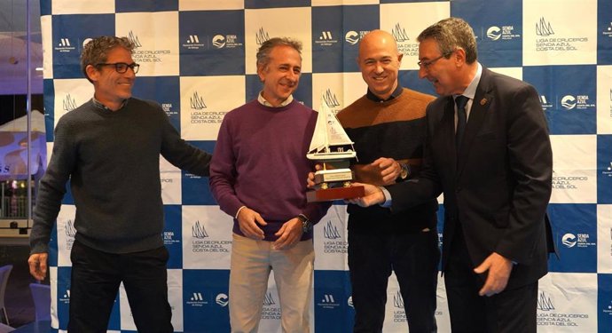 El presidente de la Diputación, Francisco Salado, felicitó a los clubes náuticos, puertos deportivos y al equipo técnico de Turismo y Planificación Costa del Sol por el éxito en la organización de esta primera edición de la Liga de Cruceros Senda Azul