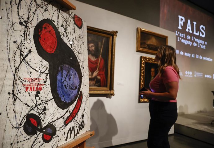 Archivo - Exposición  'Falso. El arte del engaño o el engaño del arte' reúne a más de un centenar de obras falsificadas incautadas en los últimos años por esta unidad de la Policía autonómica (archivo)