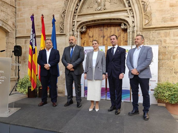 El director general de Unisport Consulting, Manuel Hernández, el alcalde de Palma, Jaime Martínez, la presidenta del Govern, Marga Prohens, el presidente del Consell de Mallorca, Lloren Galmés, y el CEO de Garden Hotels y Luxcom, Gabriel Llobera.