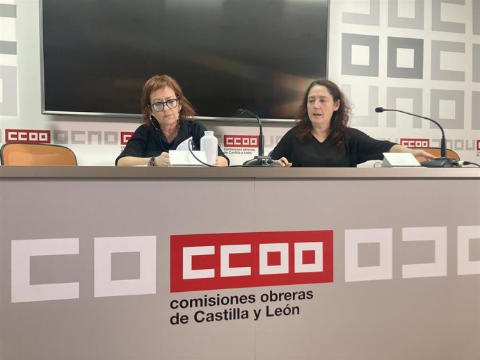 Nieves Granados (i) y Carmen Álvarez, durante la rueda de prensa de hoy.