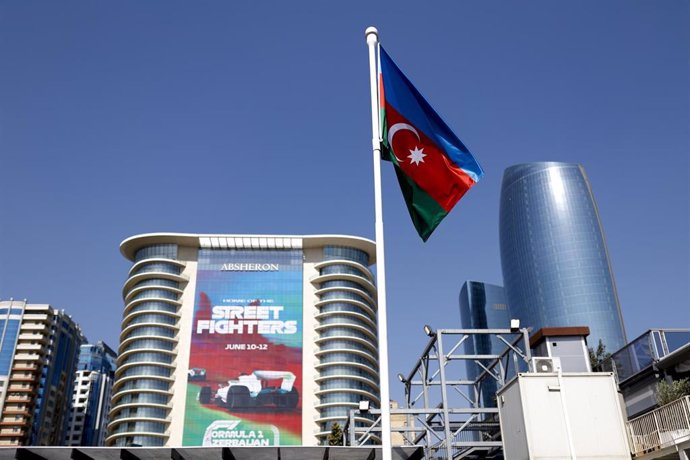 Archivo - Bandera de Azerbaiyán en la capital, Bakú (archivo)