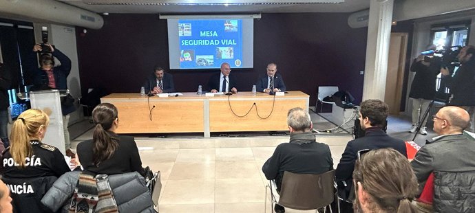 Reunión de la Mesa por la Seguridad Vial, presidida por el alcalde de Valladolid, Jesús Julio Carnero.